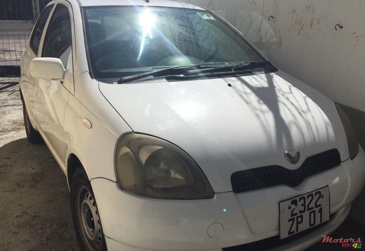 2001' Toyota Vitz photo #2