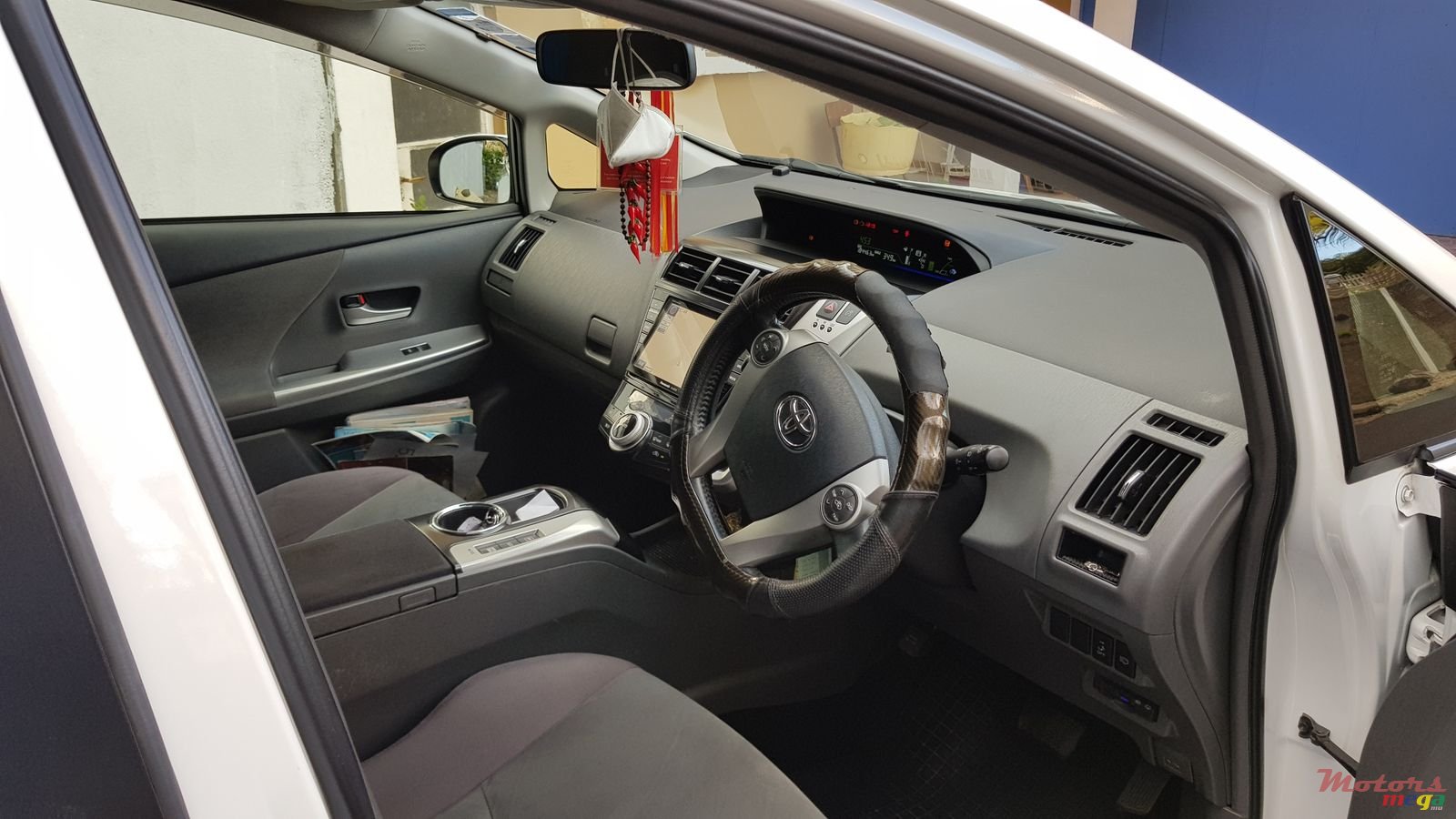 2013' Toyota Prius v photo #6