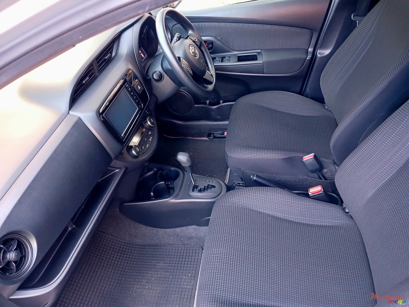 2017' Toyota Vitz photo #5