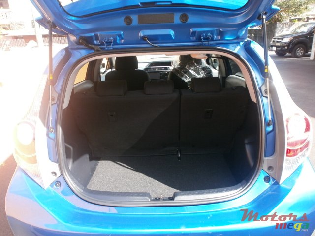 2013' Toyota Prius aqua japan photo #5