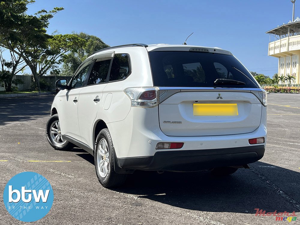 2014' Mitsubishi Outlander photo #3