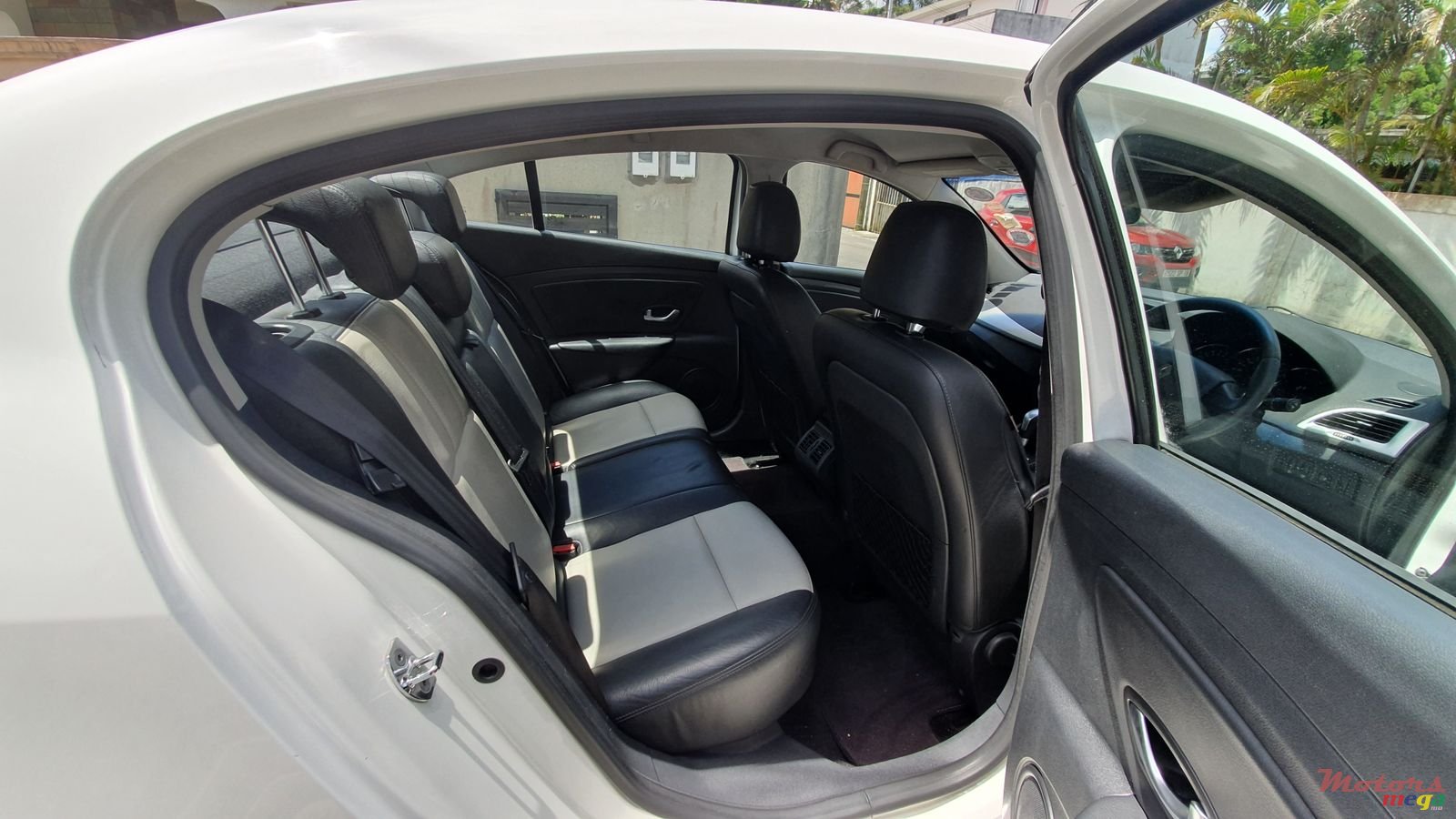 2011' Renault Fluence 2011 photo #2