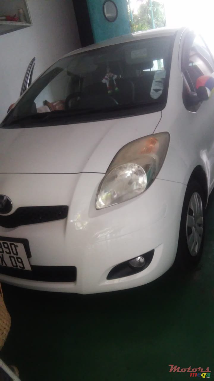 2009' Toyota Vitz photo #1