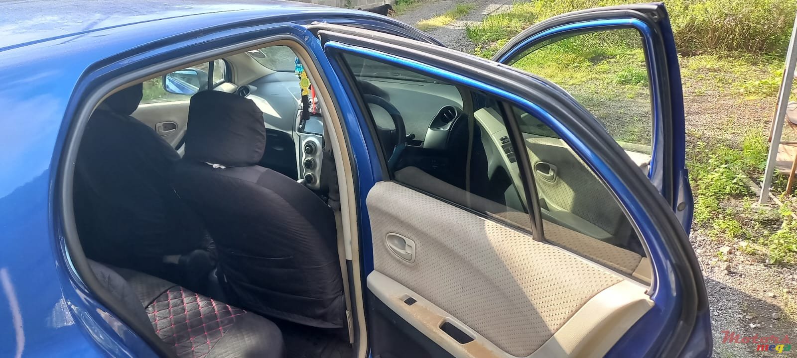 2006' Toyota Vitz photo #2