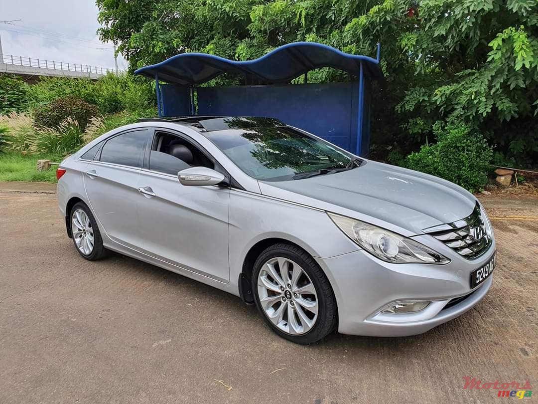 2011' Hyundai Sonata photo #2