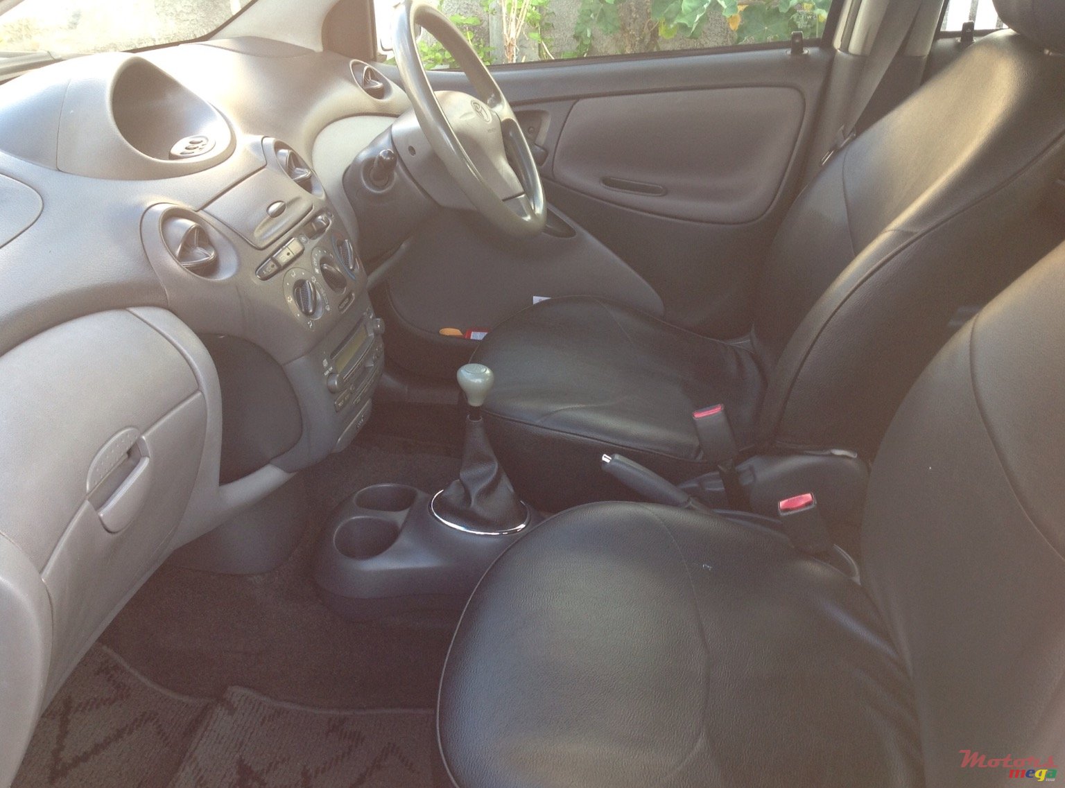 2002' Toyota Vitz photo #3