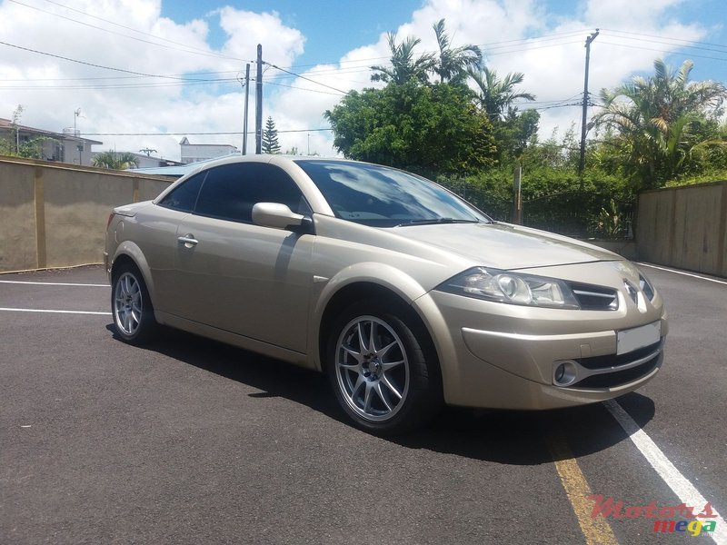 2008' Renault Megane photo #5