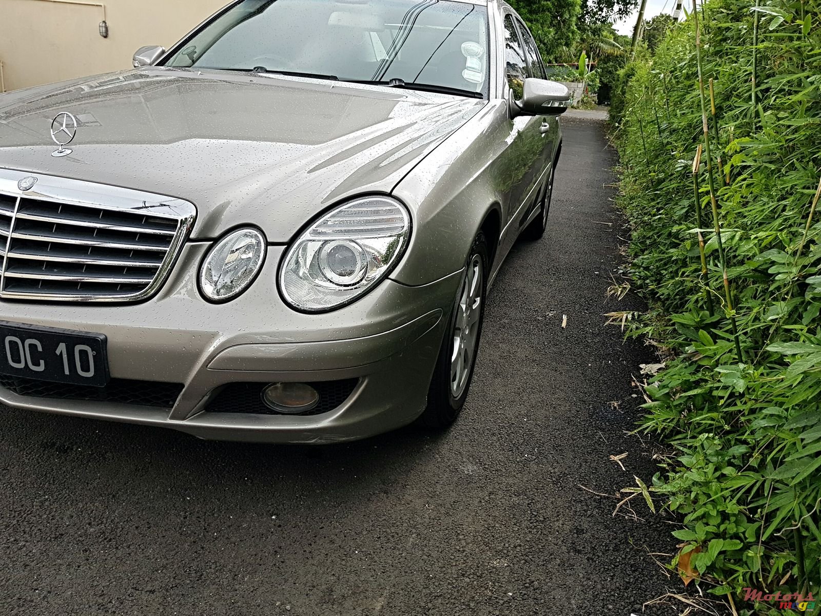 2010' Mercedes-Benz E 200 photo #2