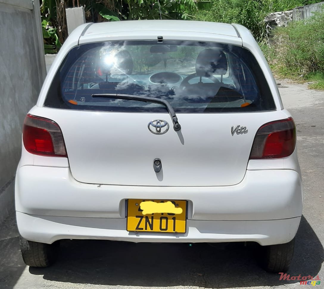 2001' Toyota Vitz photo #1
