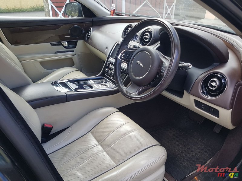 2011' Jaguar XJ Series photo #3