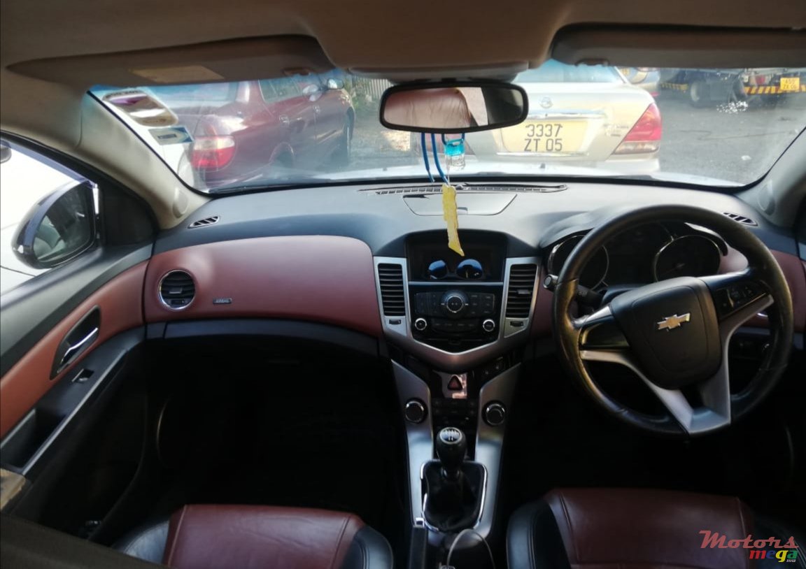 2011' Chevrolet Cruze photo #3