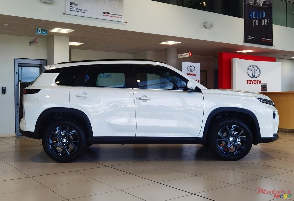 2024' Toyota Urban Cruiser photo #5