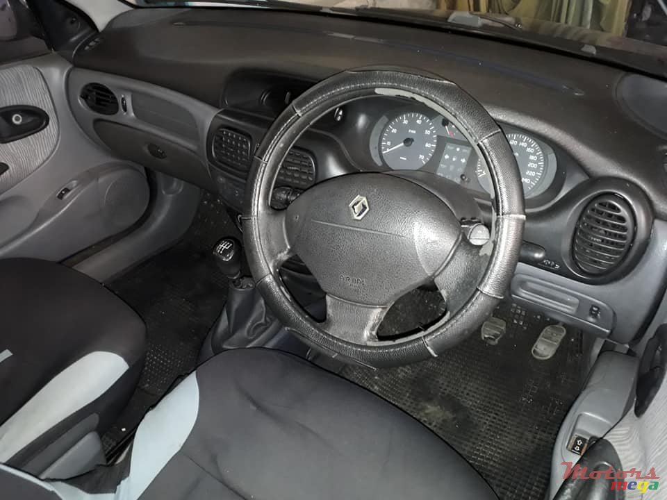 2001' Renault Megane photo #3