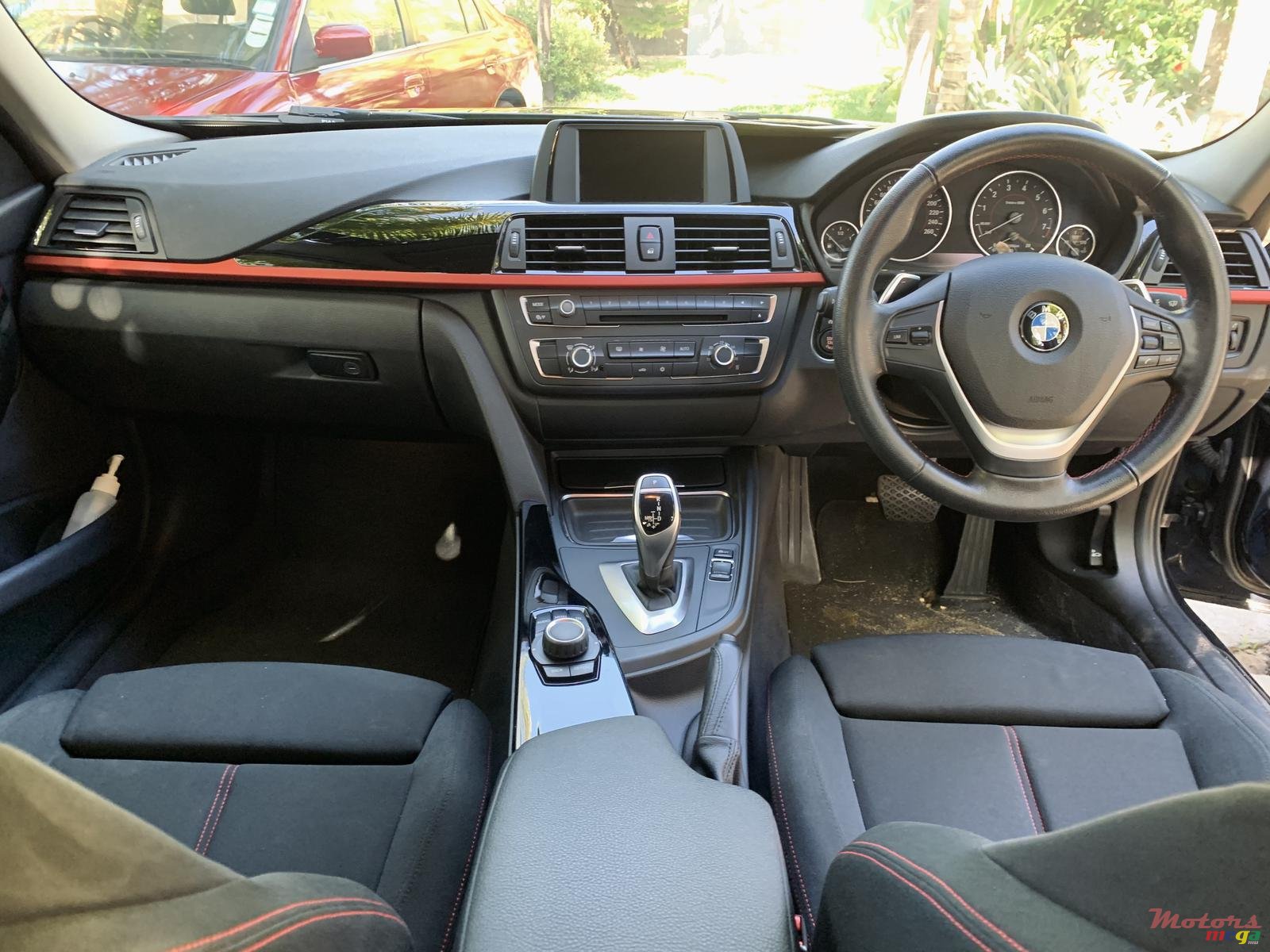 2012' BMW 3 Series 320i 2L TwinPower Turbo photo #2