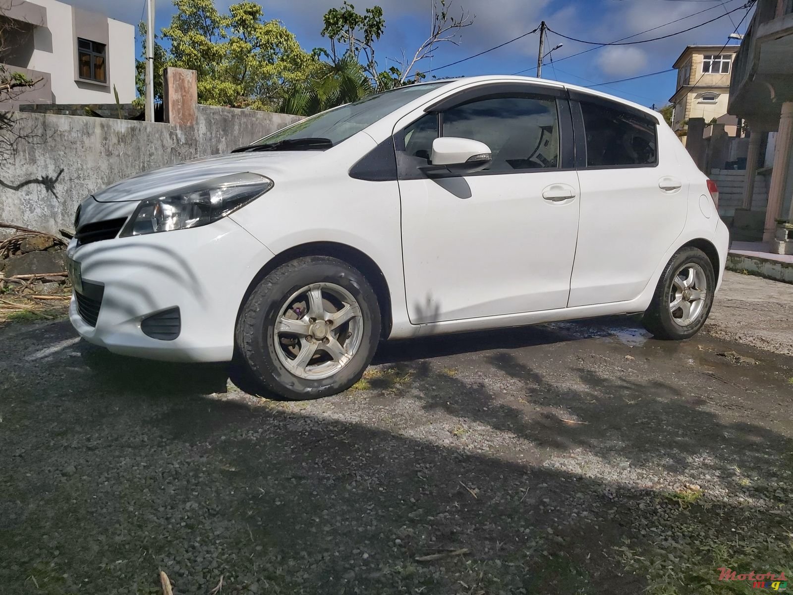 2013' Toyota Vitz photo #4