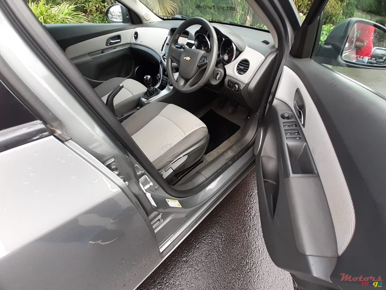 2010' Chevrolet Cruze photo #2