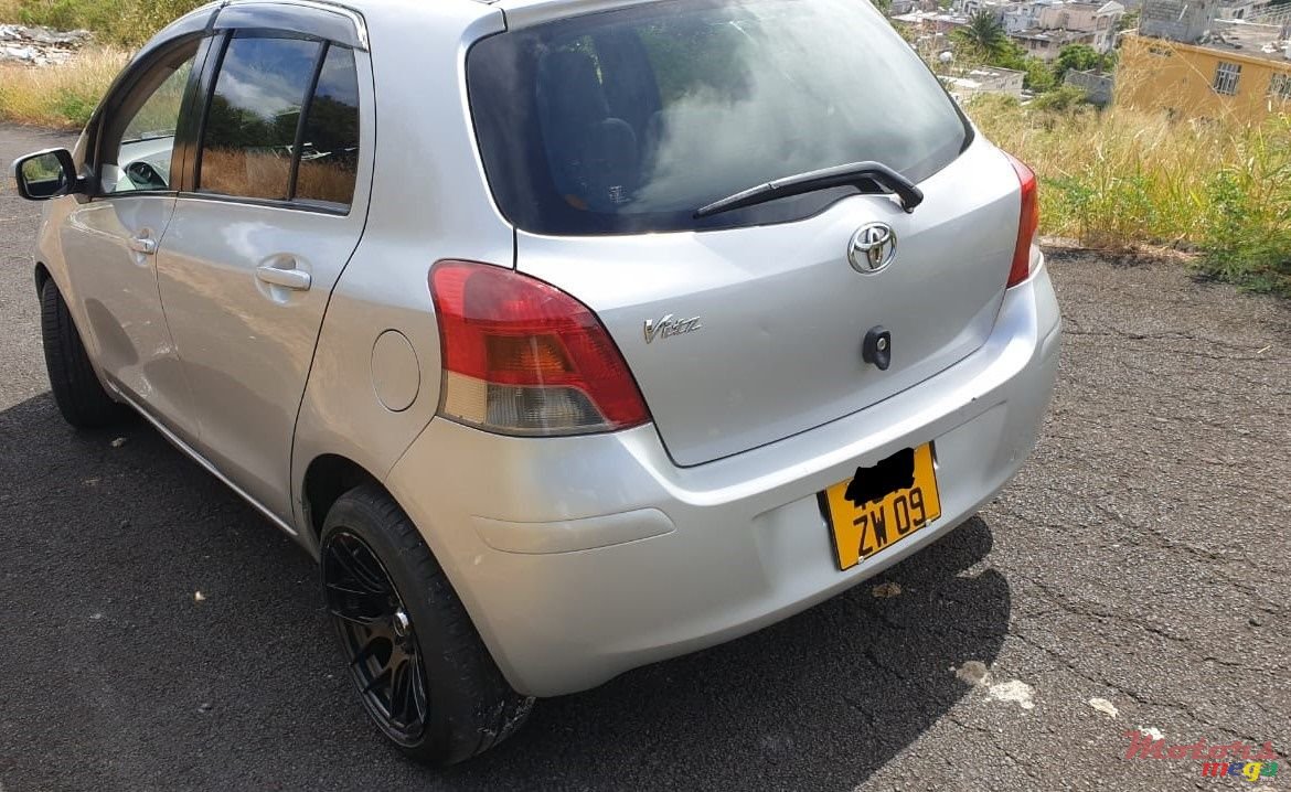 2009' Toyota Vitz photo #2