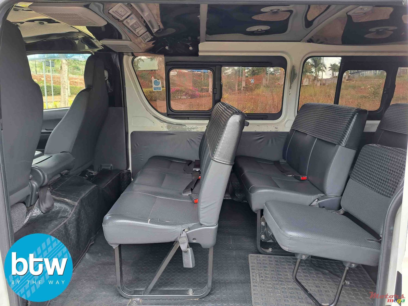 2017' Toyota HiAce photo #6