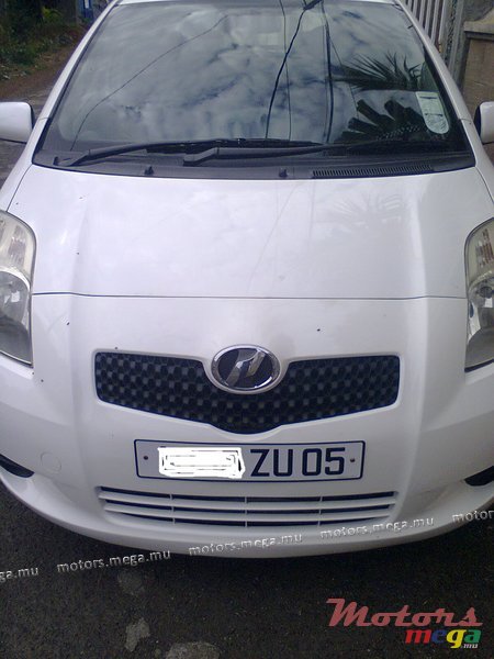 2005' Toyota Vitz photo #2