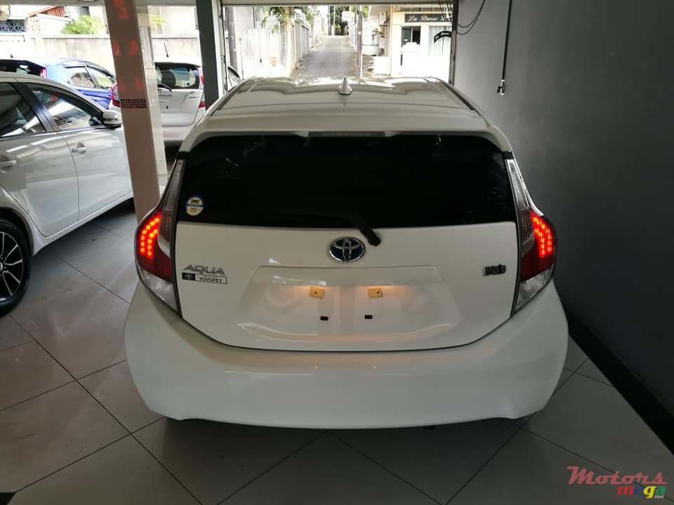 2015' Toyota Aqua photo #5