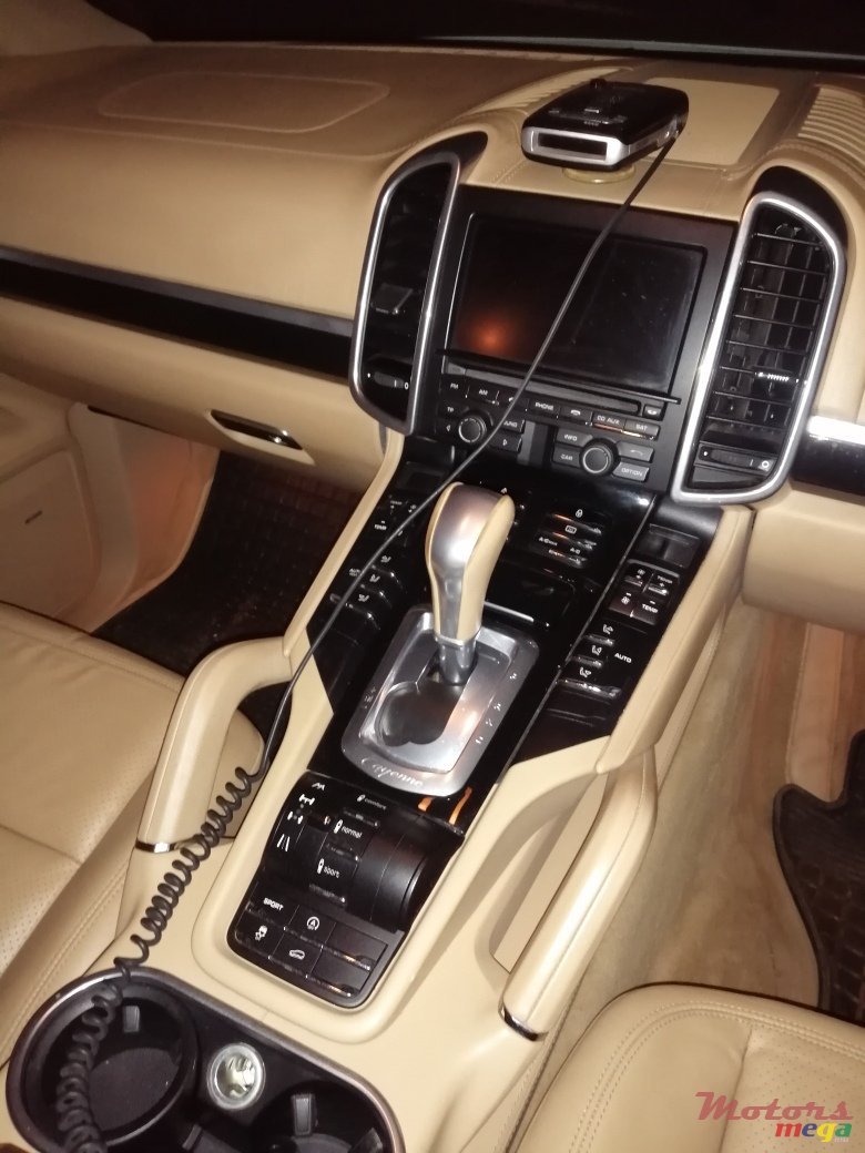 2012' Porsche Cayenne photo #3