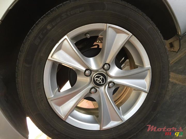 2011' Toyota Vitz photo #3