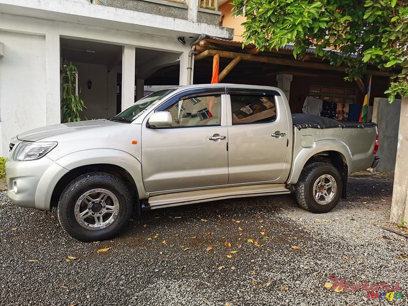 2012' Toyota Hilux photo #2