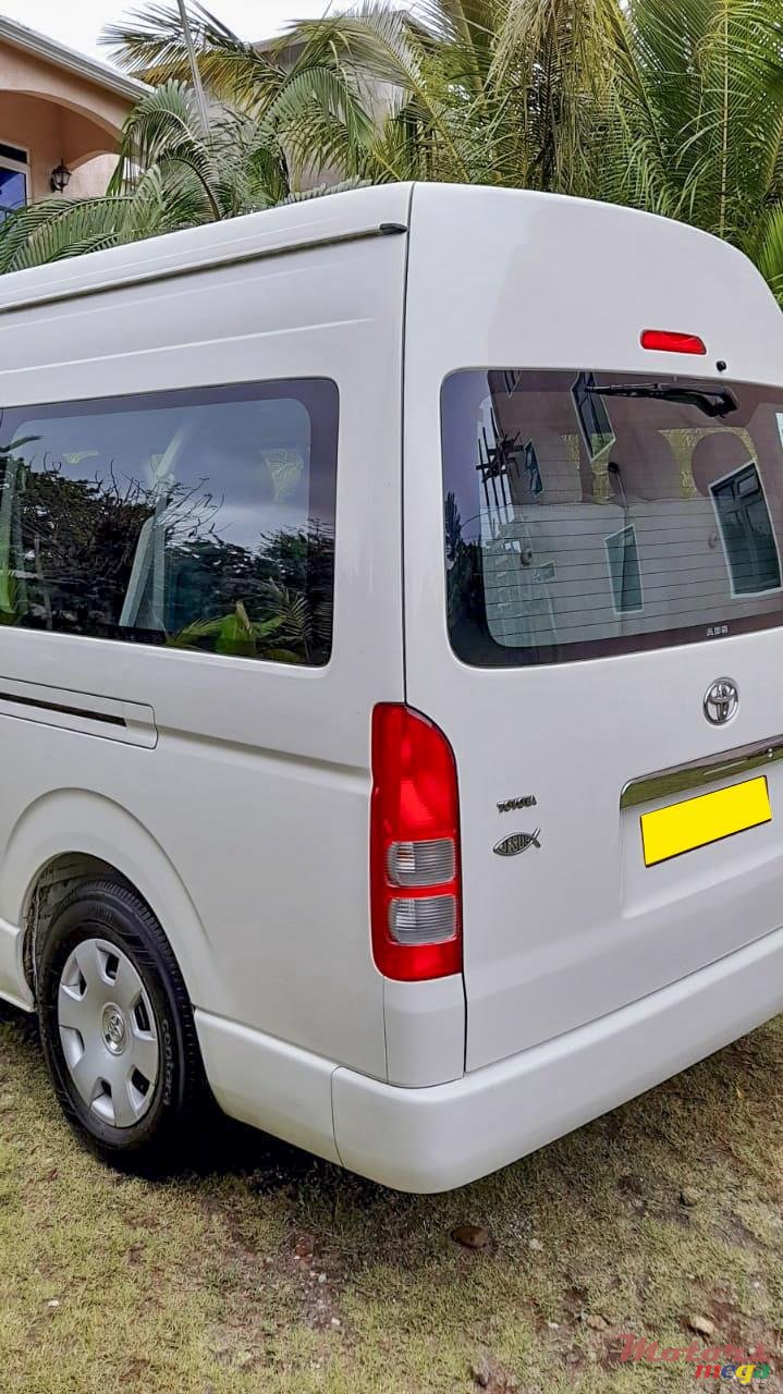 2009' Toyota HiAce photo #2
