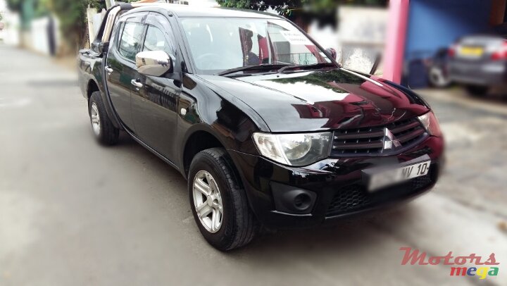 2010' Mitsubishi L 200 photo #1