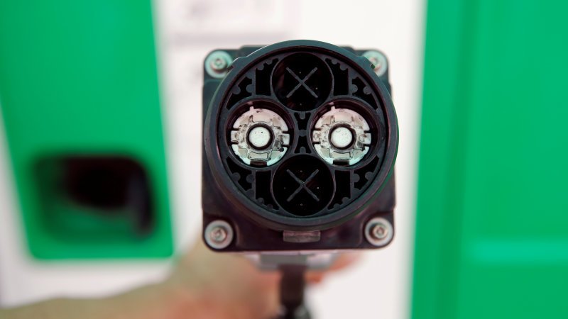 BP in talks with electric carmakers on service station chargers