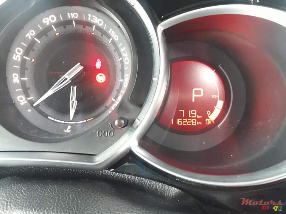 2011' Citroen DS3 photo #3