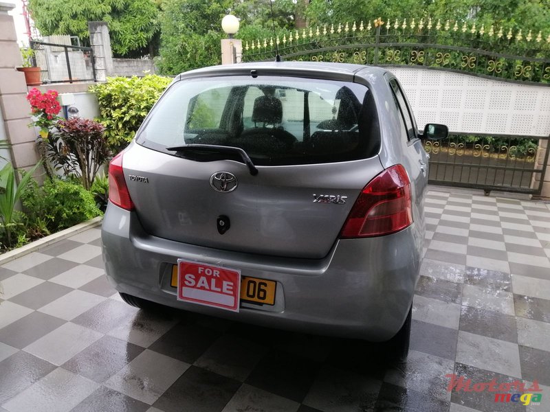 2006' Toyota Vitz photo #4