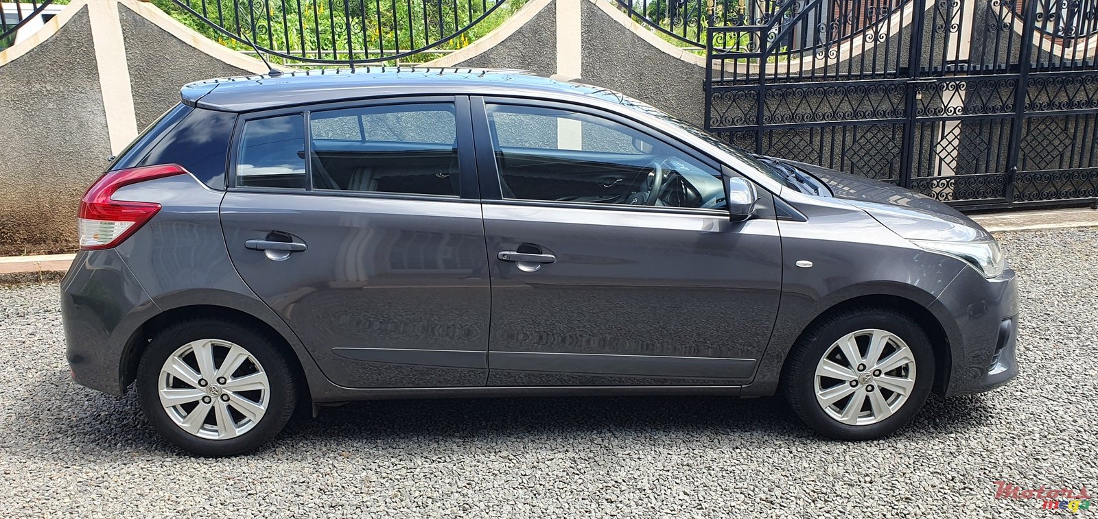 2015' Toyota Yaris photo #2