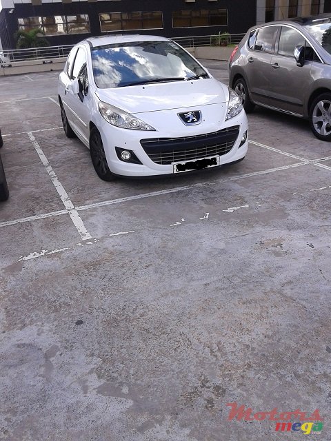 2011' Peugeot 207 GTI sport photo #1
