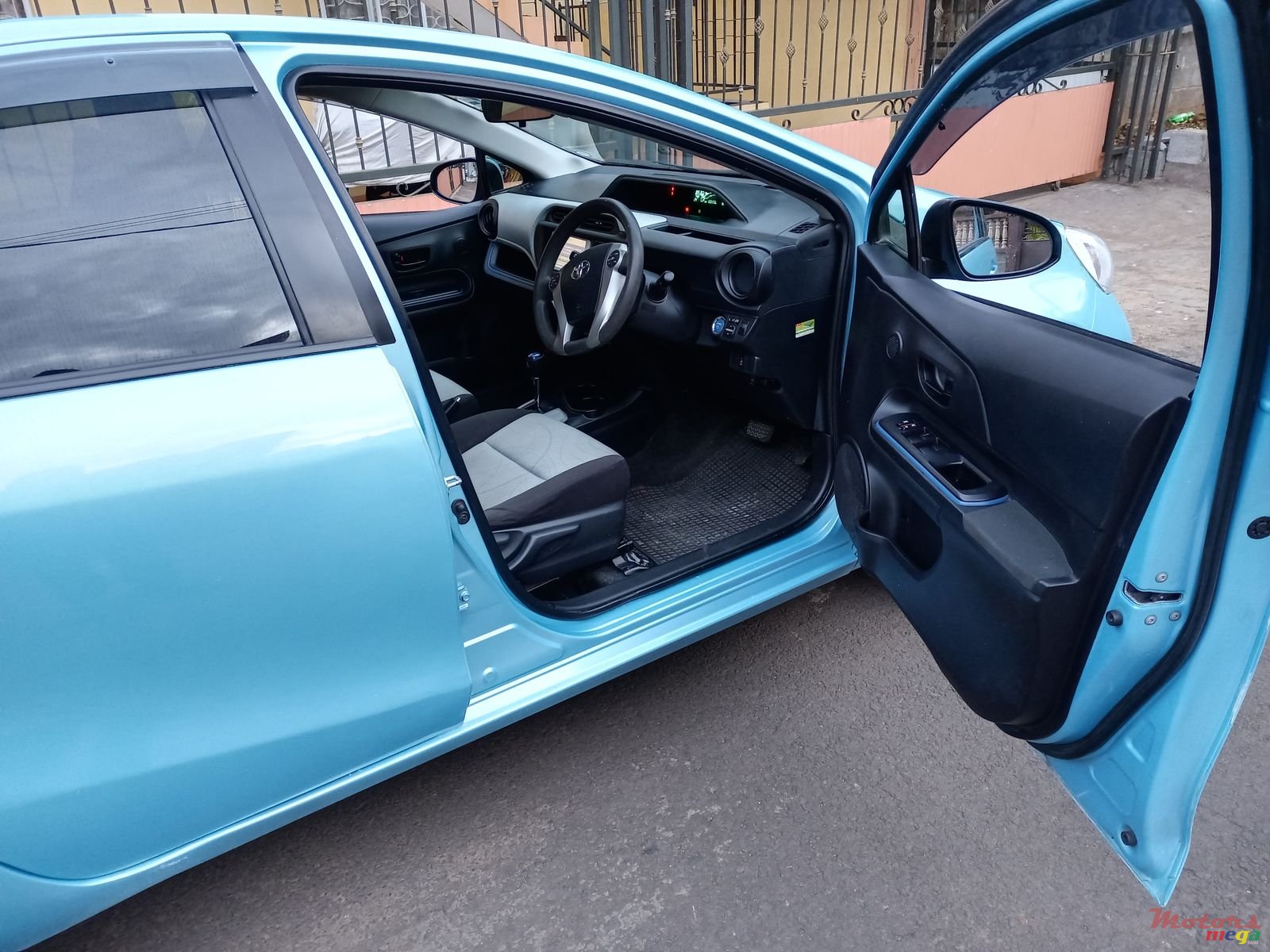 2013' Toyota Aqua photo #4