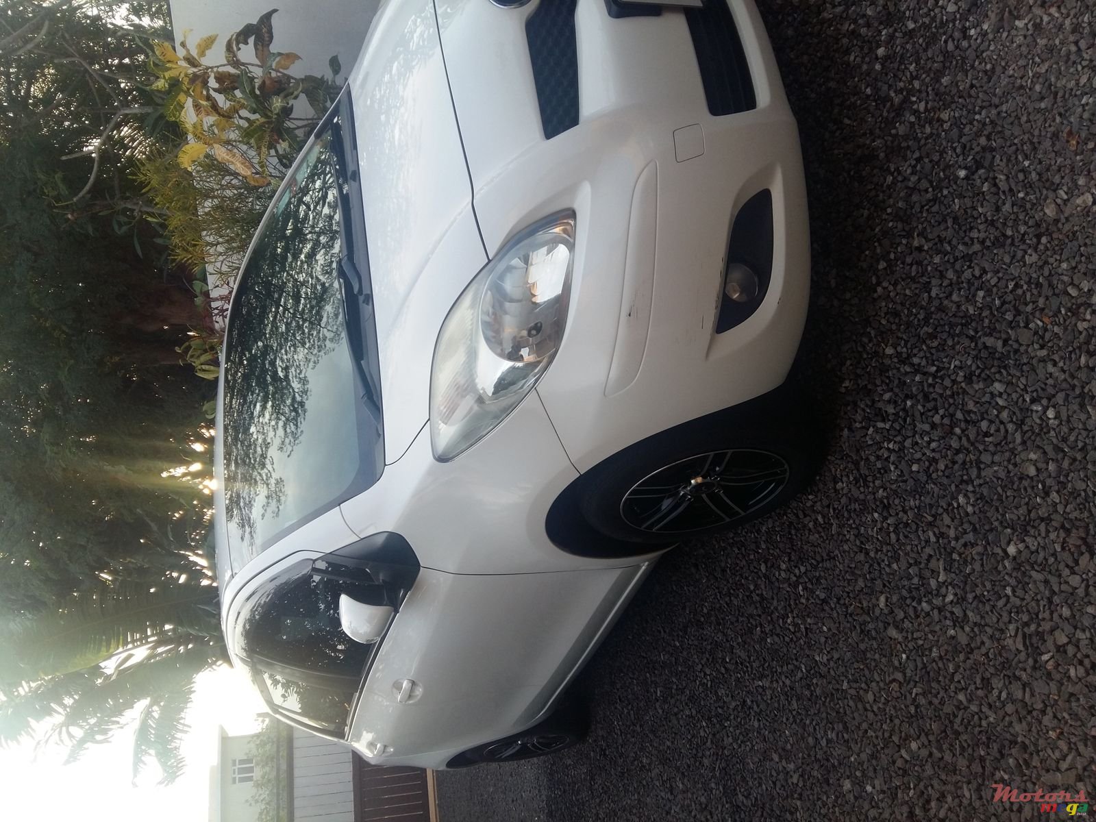 2010' Toyota Vitz photo #3