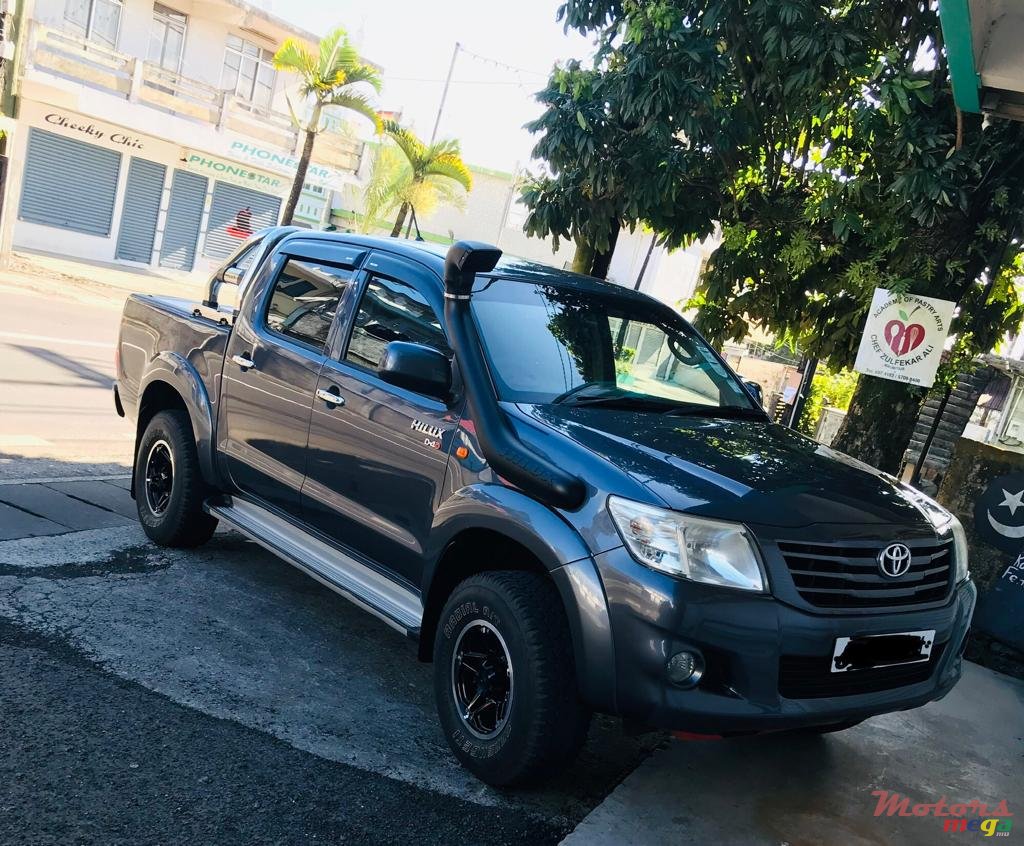 2011' Toyota Hilux Turbo photo #1