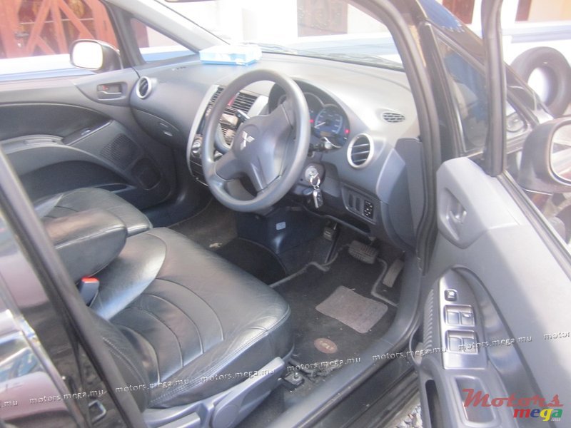 2005' Mitsubishi Colt photo #3