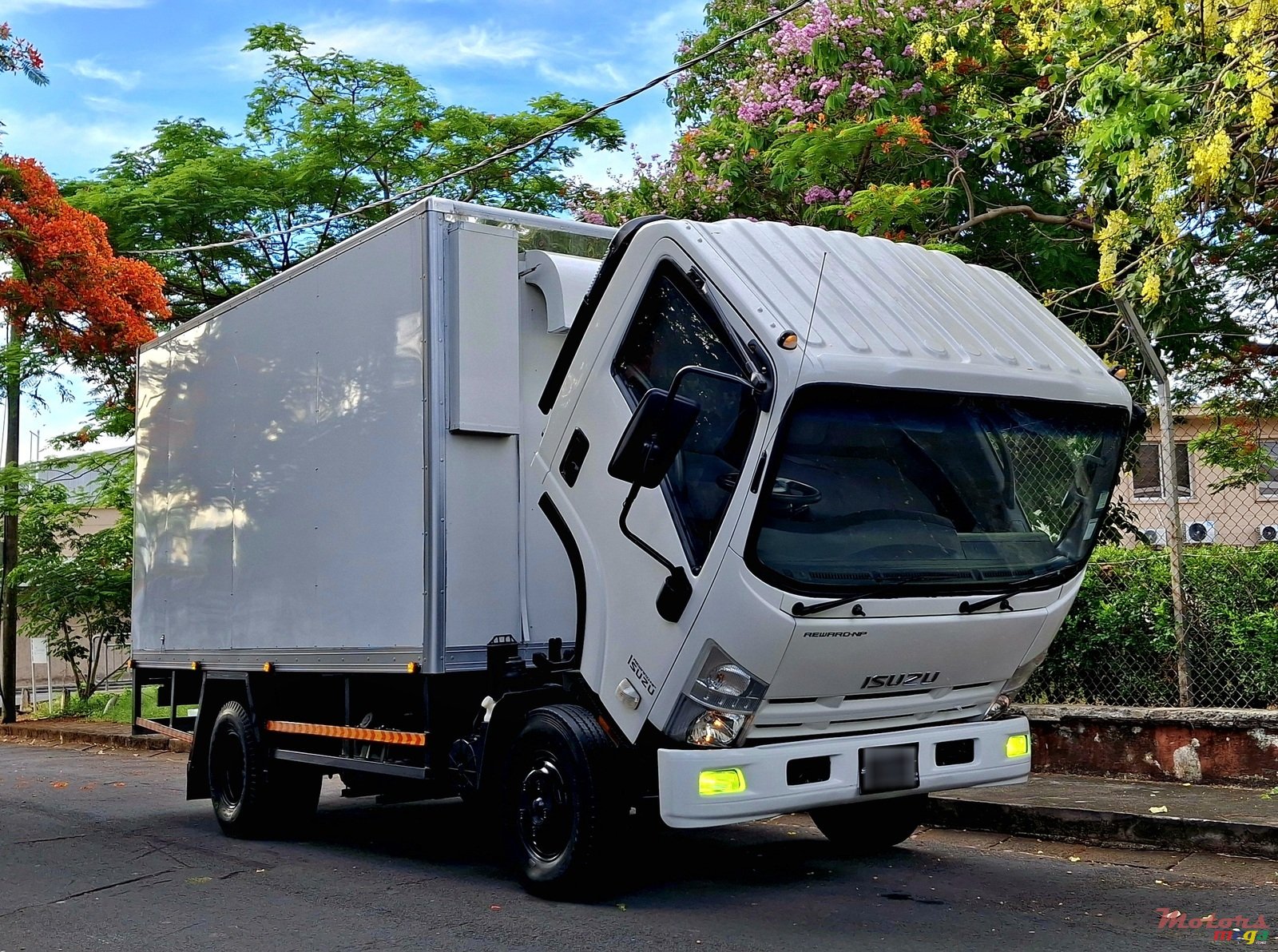 2016' Isuzu FRR photo #2