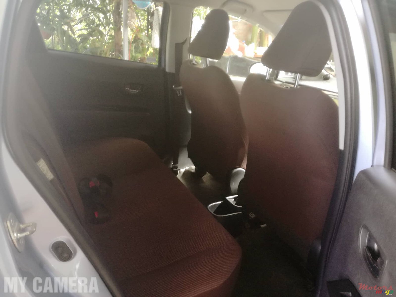 2011' Toyota Vitz photo #2