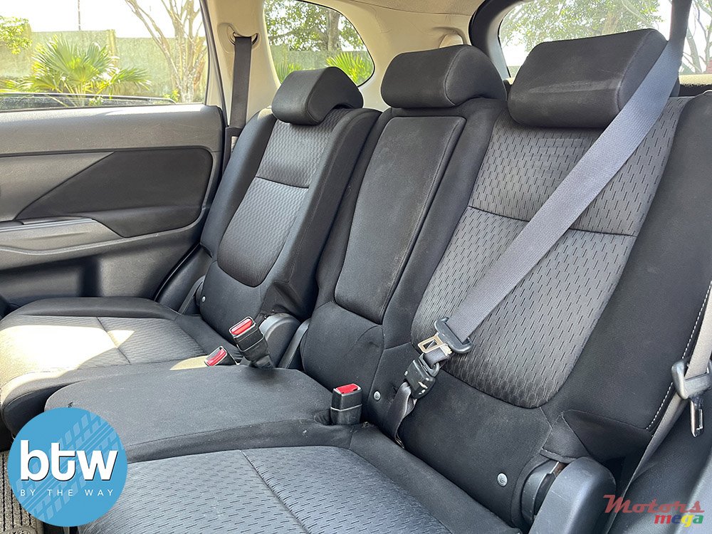 2014' Mitsubishi Outlander photo #6