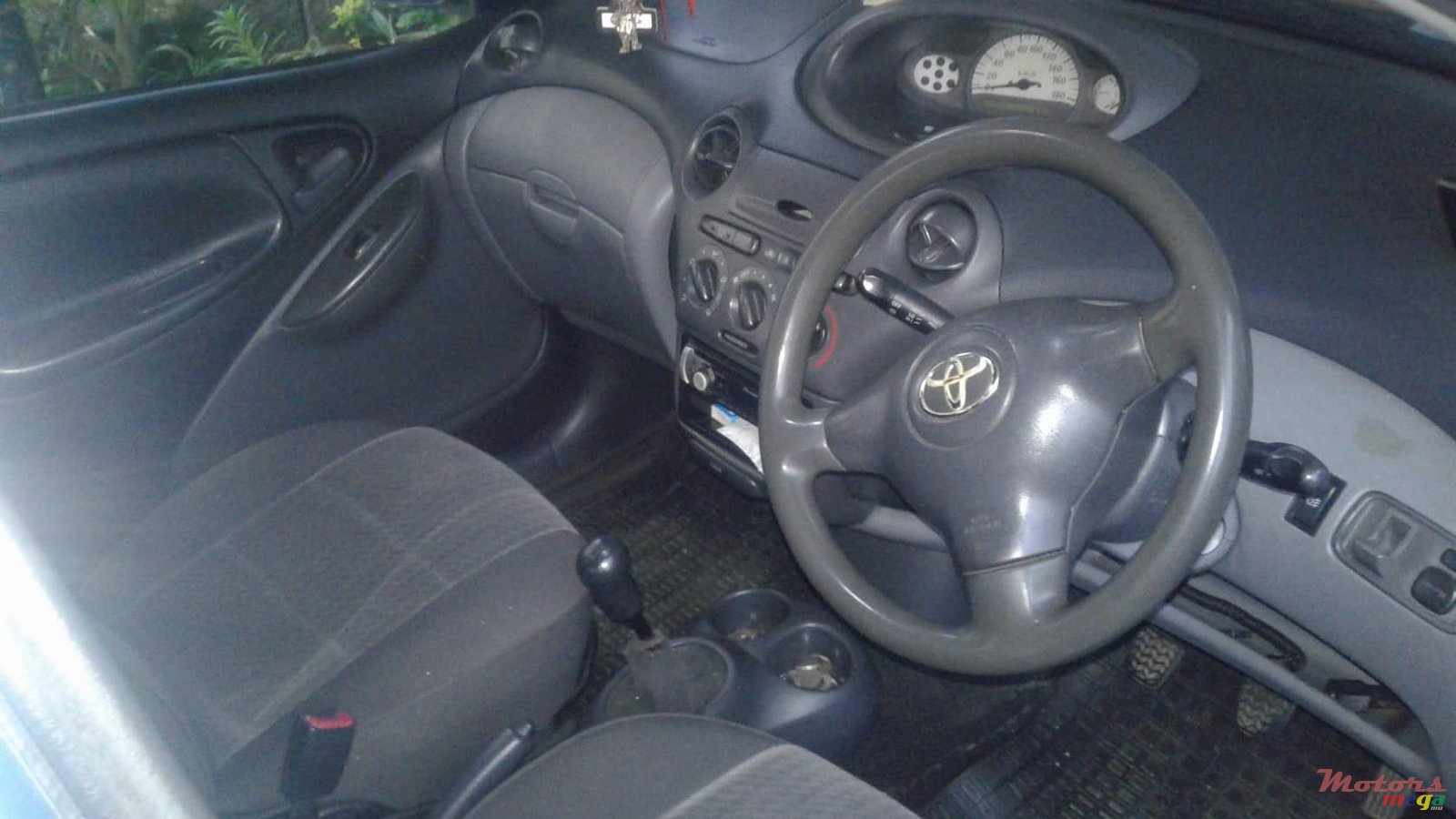 2002' Toyota Vitz photo #4