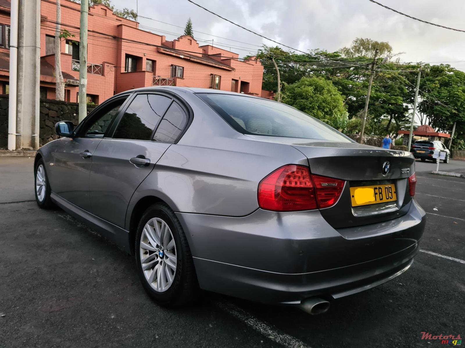 2009' BMW 320 Automatic photo #4