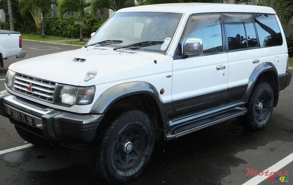 1998' Mitsubishi Pajero photo #1