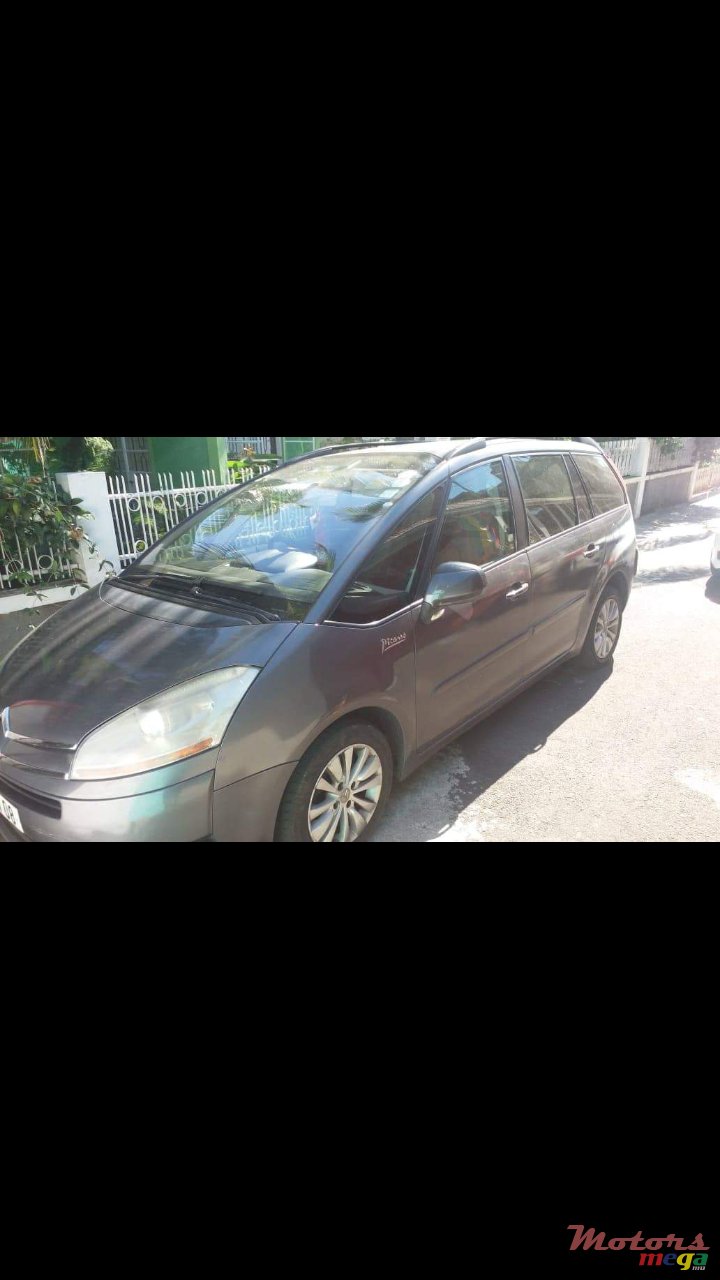 2008' Citroen C4 Picasso photo #2
