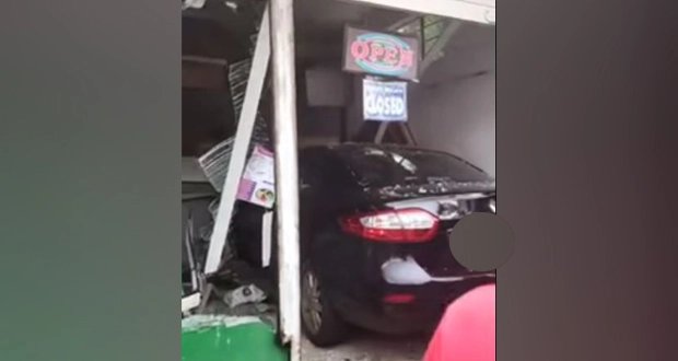 Triolet : Une voiture finit sa course dans une pharmacie blessant une employée