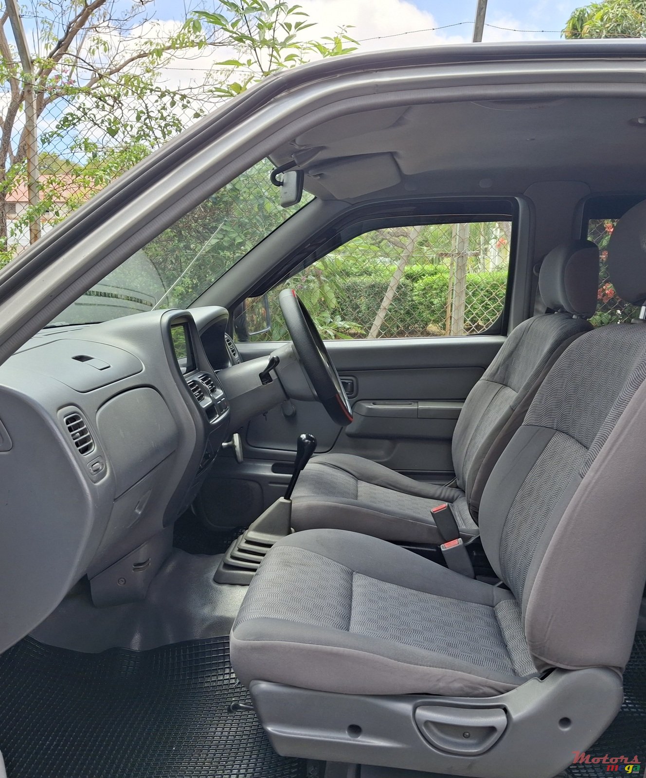 2010' Nissan Navara photo #2