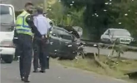 Midlands : Une voiture dérape et percute un garde-fou