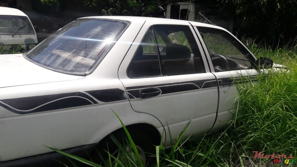 1990' Nissan Sunny photo #1
