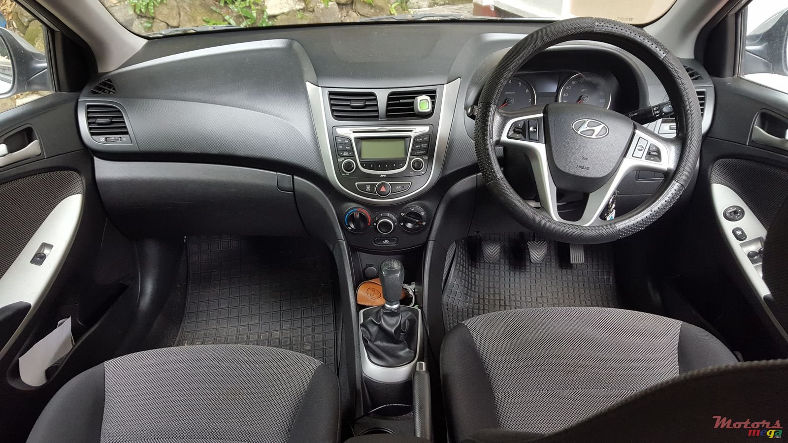 2011' Hyundai Accent photo #3